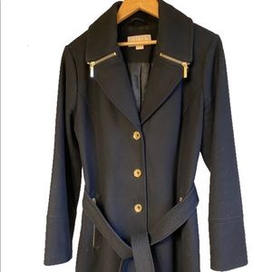Classic & chic black winter coat with gold details